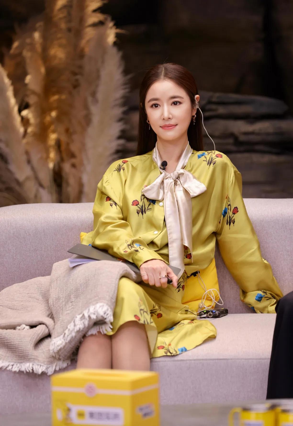 林心如这状态也太绝了！中分直发+芥末黄印花裙，温柔又显贵✨完全没有大妈味