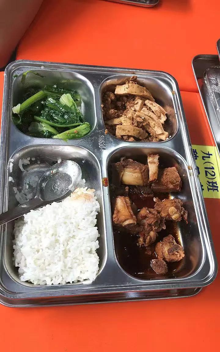 住校的孩子吃饭是个谜办公室里一位同事孩子新高一，开学前，她觉得一个月1000钱
