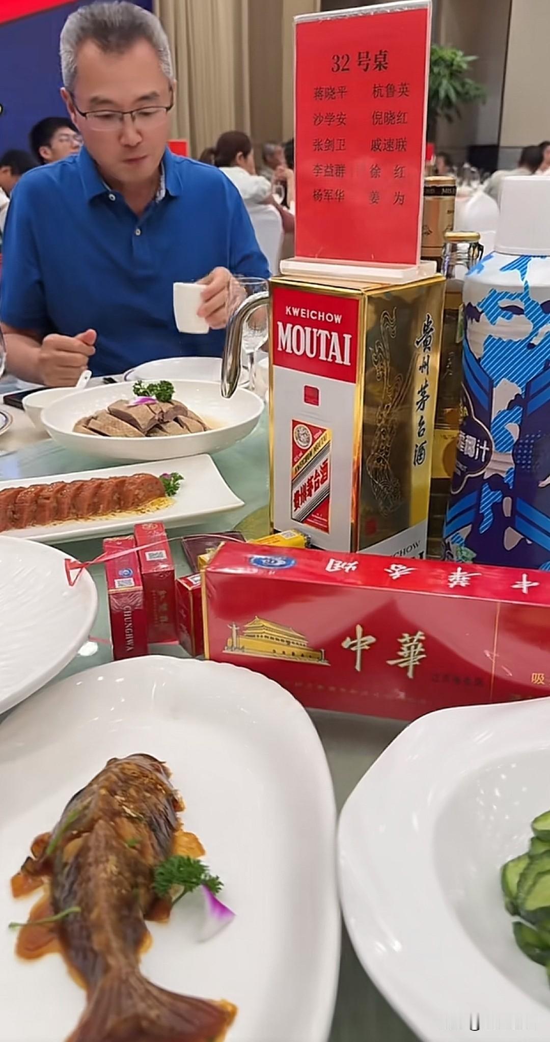 我说苏南酒席冠居全国没什么毛病吧。一人两包中华以上的，啤酒，茅台，奔富红酒。光是