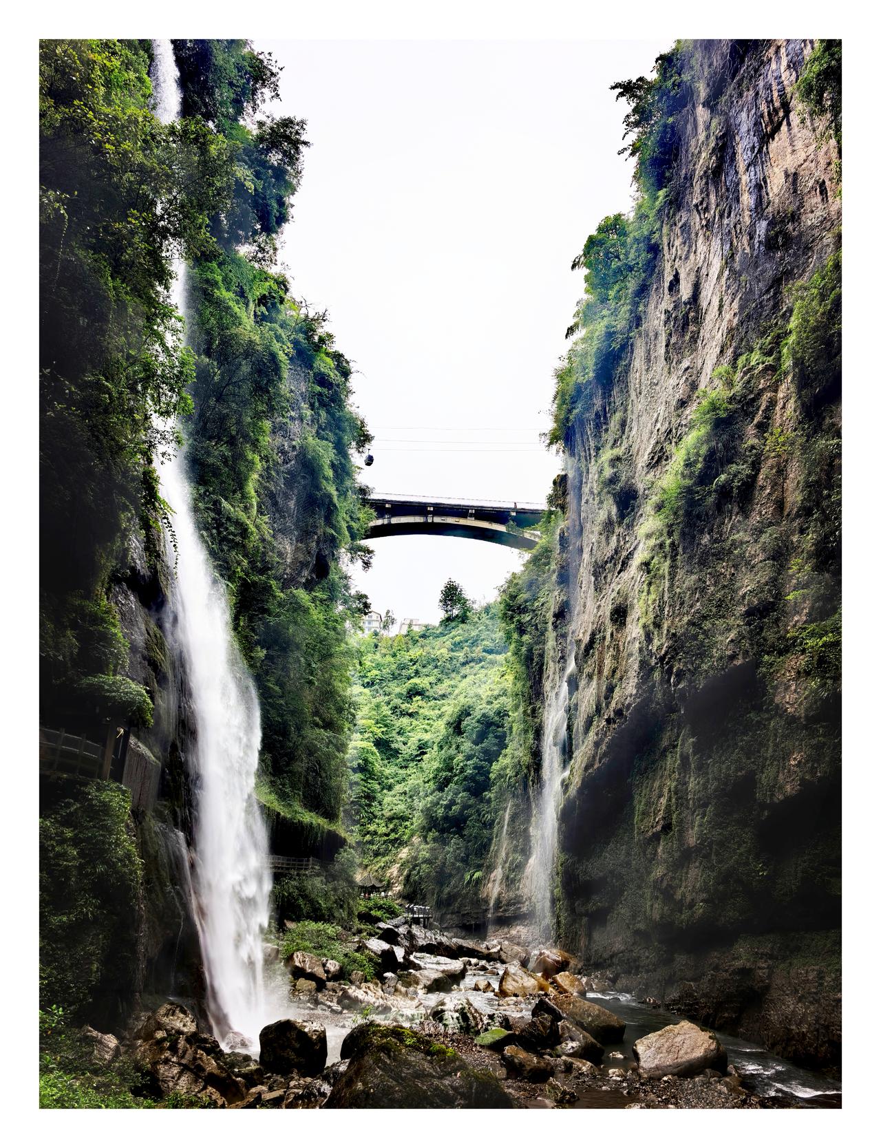 上午我们乘索道游览七星山，下午马不停蹄又赶到云龙河地缝。它是湖北恩施大峡谷景区的