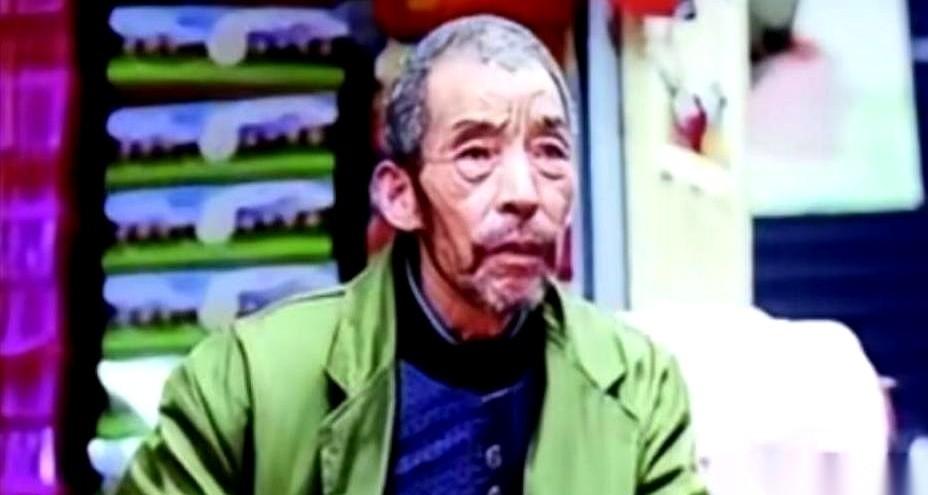 一辆崭新的宝马车刹在武汉某小区的楼下，一对穿着讲究的中年男女推开车门，把一串别墅