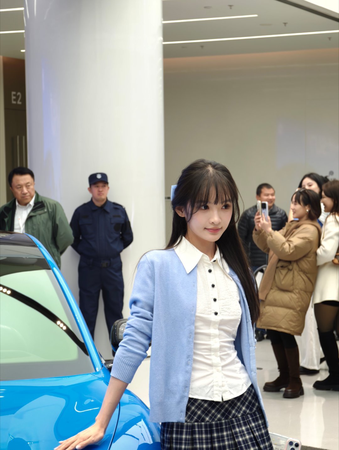 我还在想你米怎么转性了开始请女车模了？站了一会，原来是路人