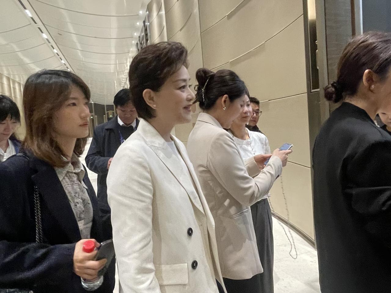 60岁杨澜一头假发想当年看《正大综艺》，杨澜可是知性女性代表，眉眼清新、讲话有