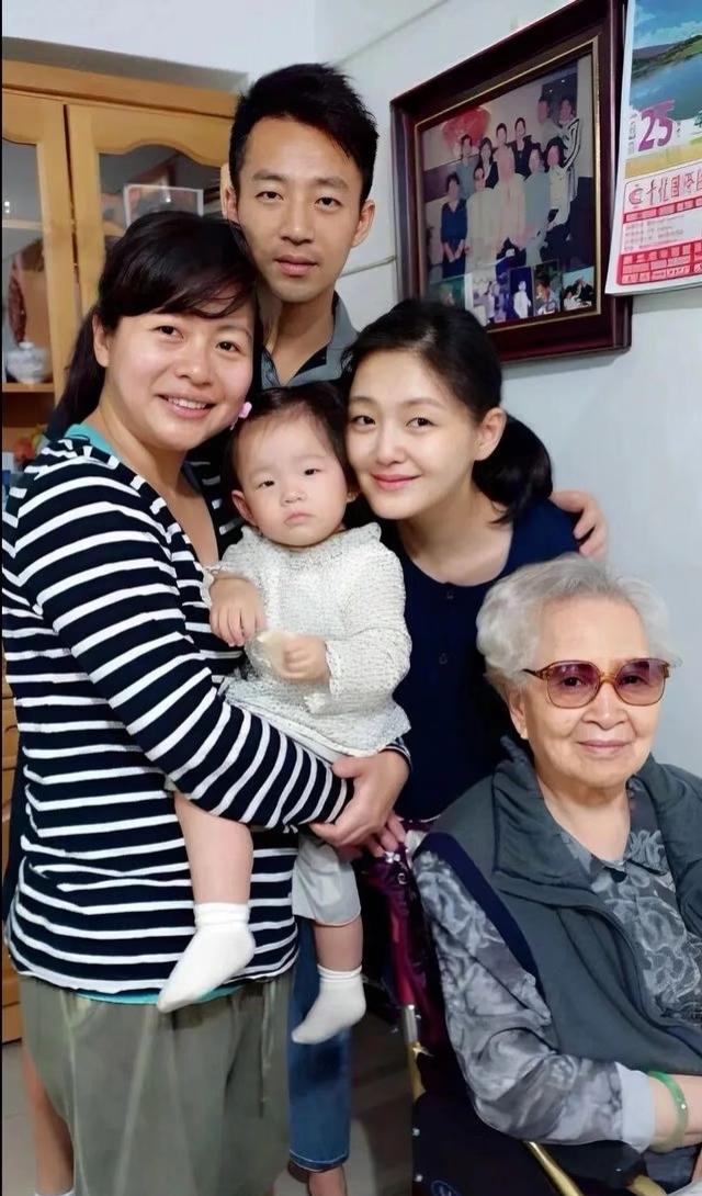 看小玥儿没有因为父母离婚的事对她爸爸和奶奶不友好，对亲爸和他的新老婆温和，会一起