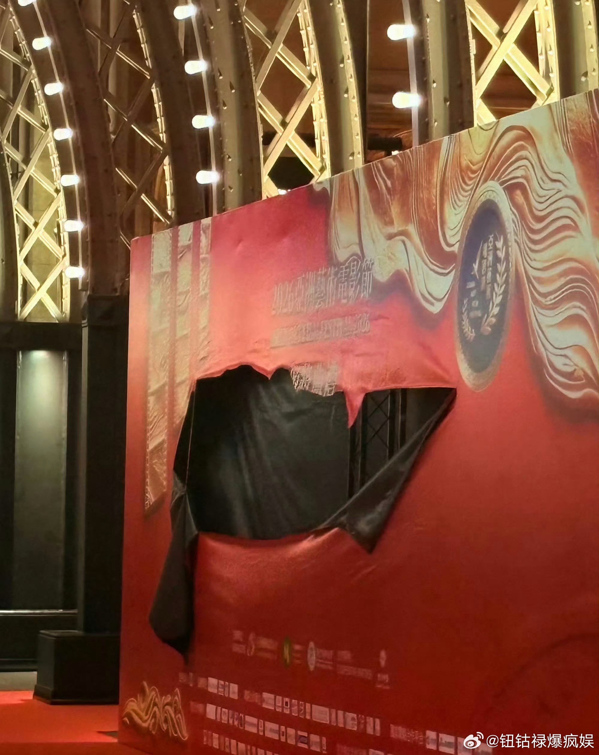 肖战红毯签名被挖走了肖战Haru拍的影帝肖战我们双料影帝在任何镜头下都扛得起生图