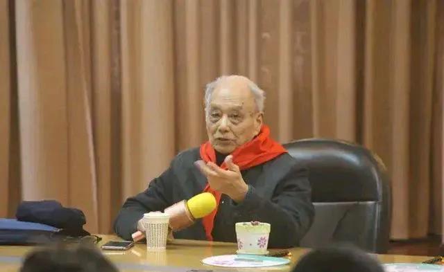 1945年春，山东沂蒙山区的树丛里，赵友金的手指扣在扳机上。身后传来撤退的脚