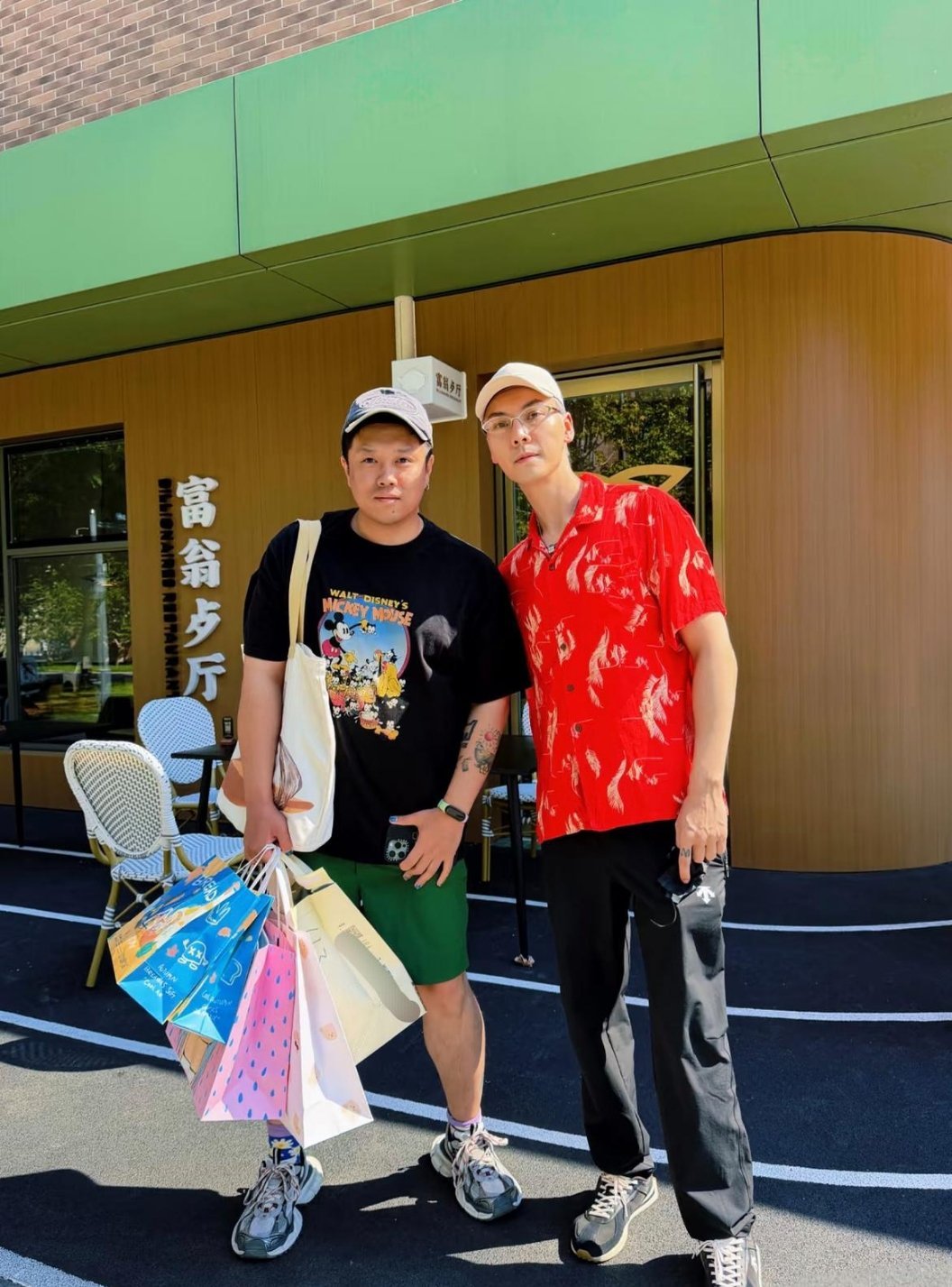 陈伟霆携家人阿那亚度假，红色花衬衫很亮眼啊​​​