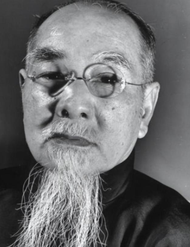 1936年，蒋介石脱险飞回南京，何应钦第一个上前迎接，怎料，蒋介石绕开他，快步走