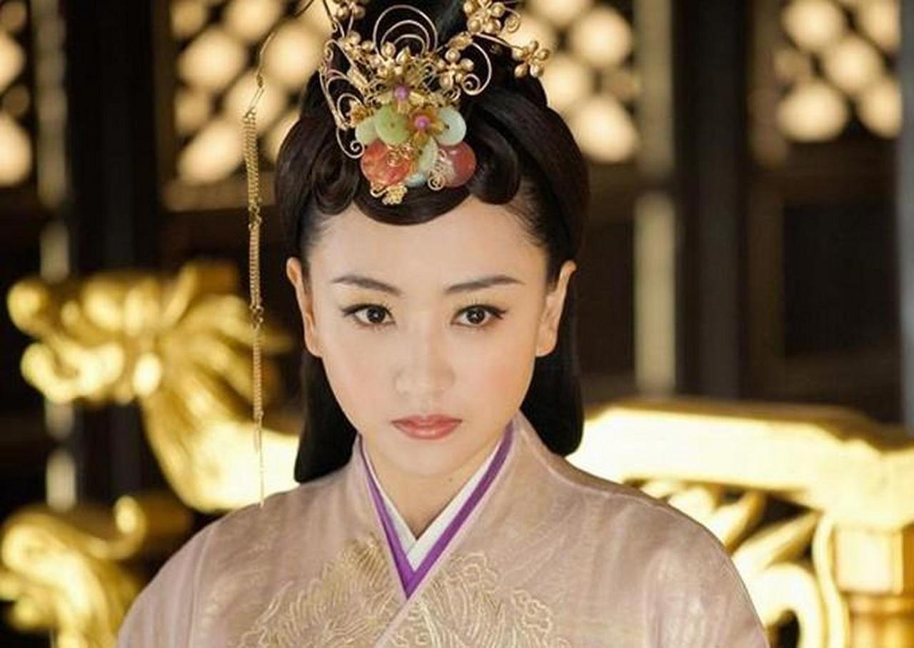 1075年，辽道宗耶律洪基抡起铁骨朵，对着自己的皇后劈头盖脸一顿猛打，然后赐白绫
