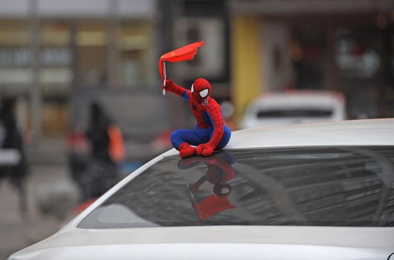 赶紧把车里的小玩偶扔了！不是迷信，是真的要命！你是不是也喜欢在车内后视镜挂