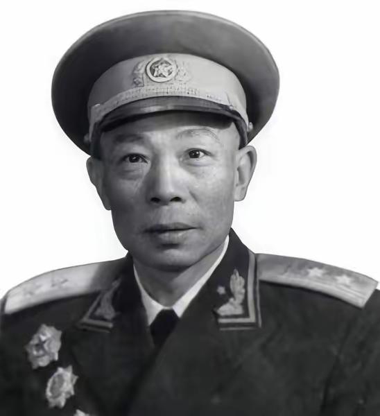1949年秋，湖南湘潭易家湾码头，46军副军长杨梅生同政委李中权走过一间堆药材的