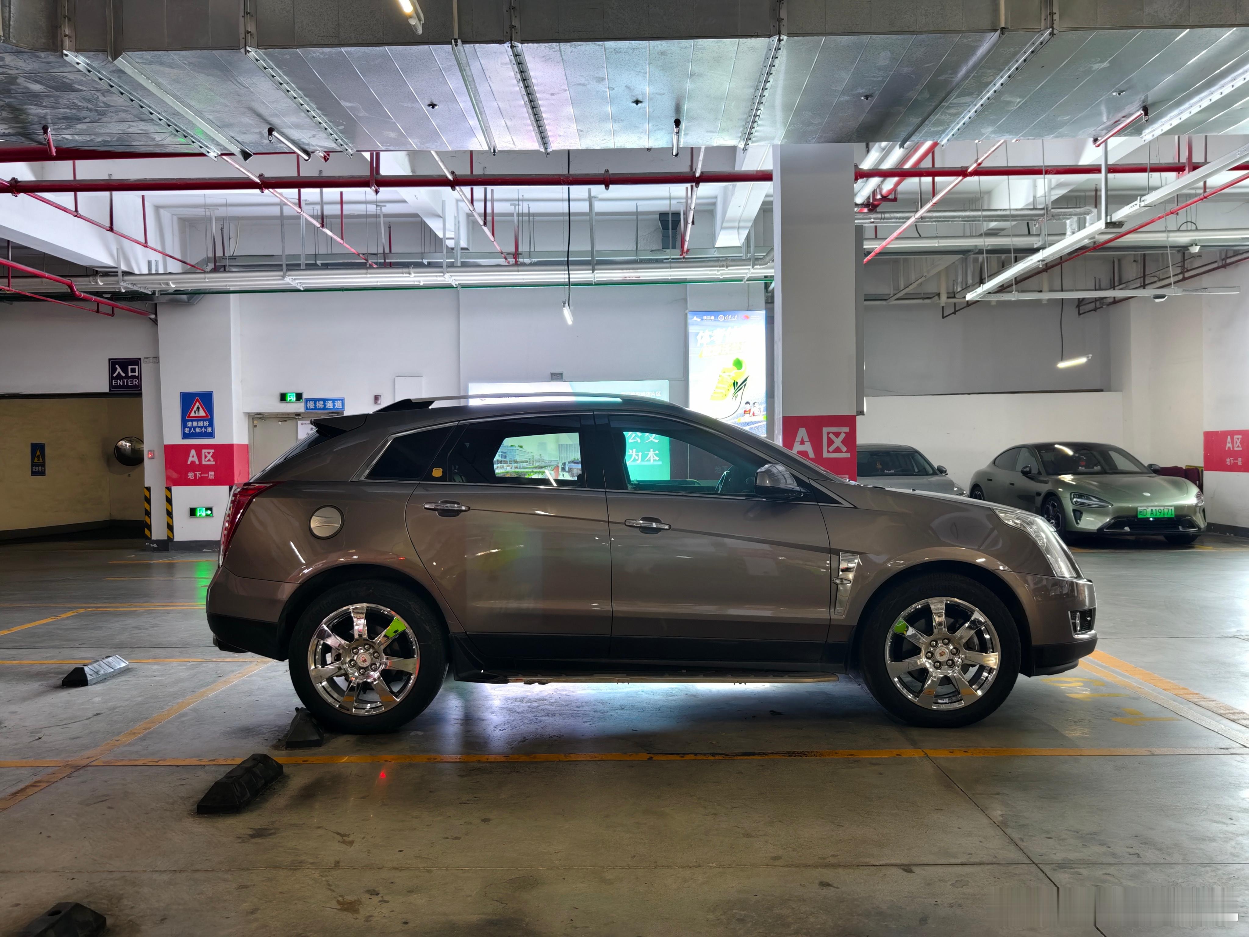 当年SRX这亮金金的电镀轮毂真帅啊，从轮毂这亮度可以看出车主肯定很爱车。