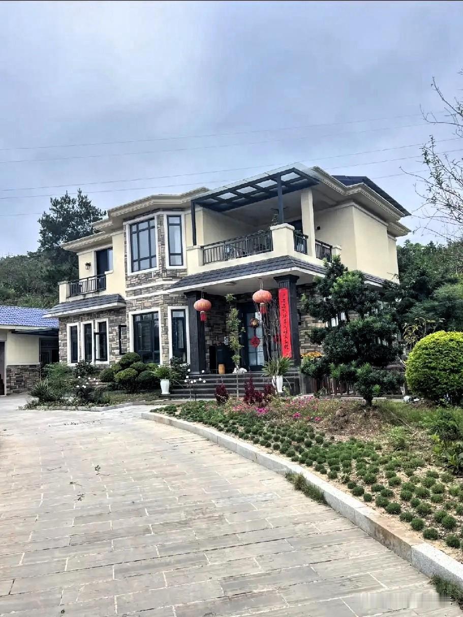国庆回老家，我发现一个扎心的现象。那些没上过大学的发小，个个带着老婆孩子回来了。