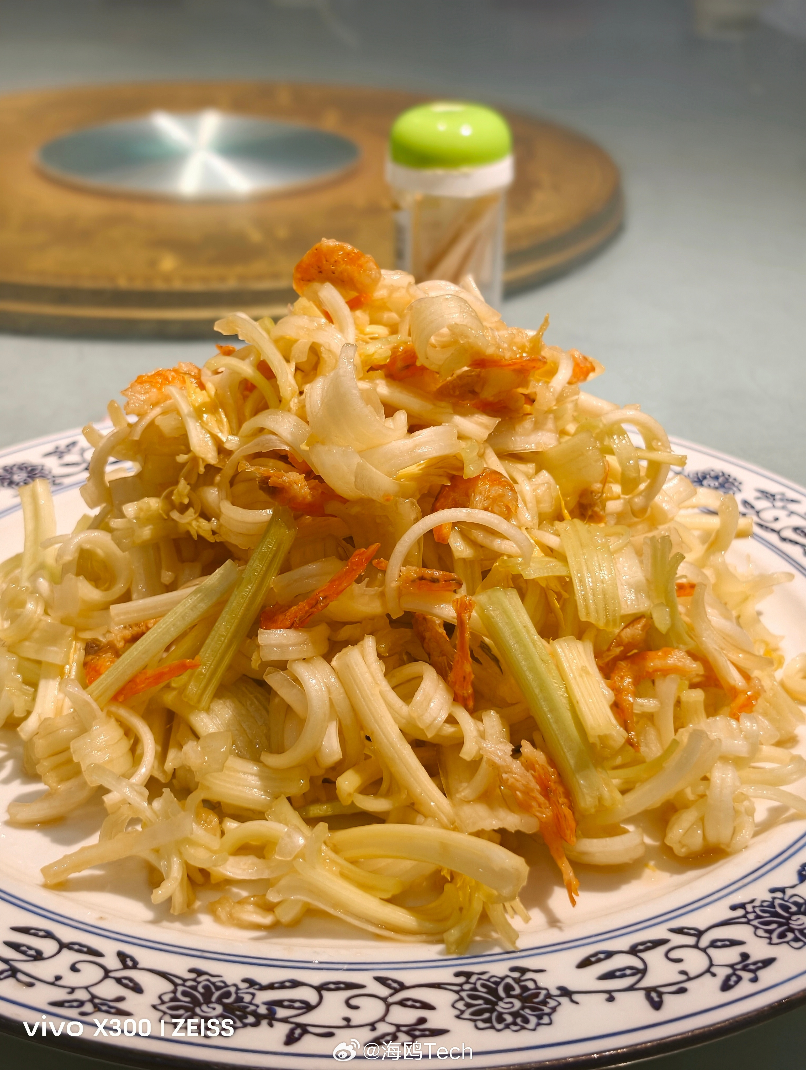 又快要到旅游旺季了，来青岛，马家沟芹菜拌海米，值得一试。