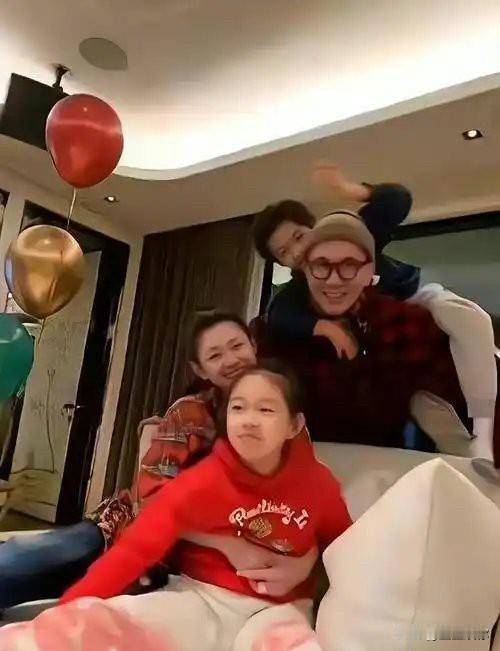 小S通知姐姐的孩子参加仪式等于通知孩子他爸，约等于通知了孩子他奶奶，这不可控因素