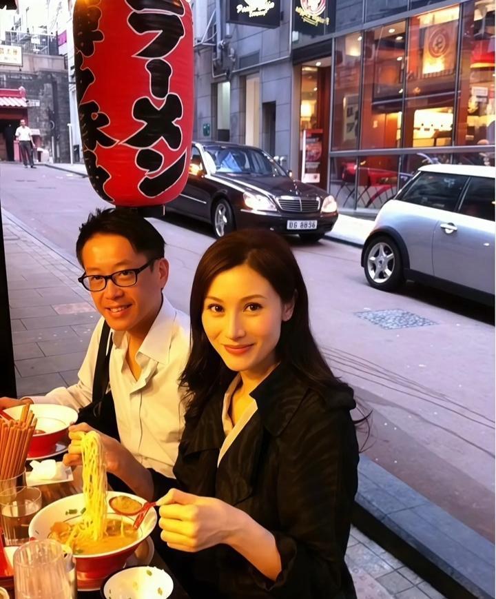 李嘉欣真的有超强御夫术，像这样身家的老公婚后竟然一次绯闻都没有，曾经可是花花公子