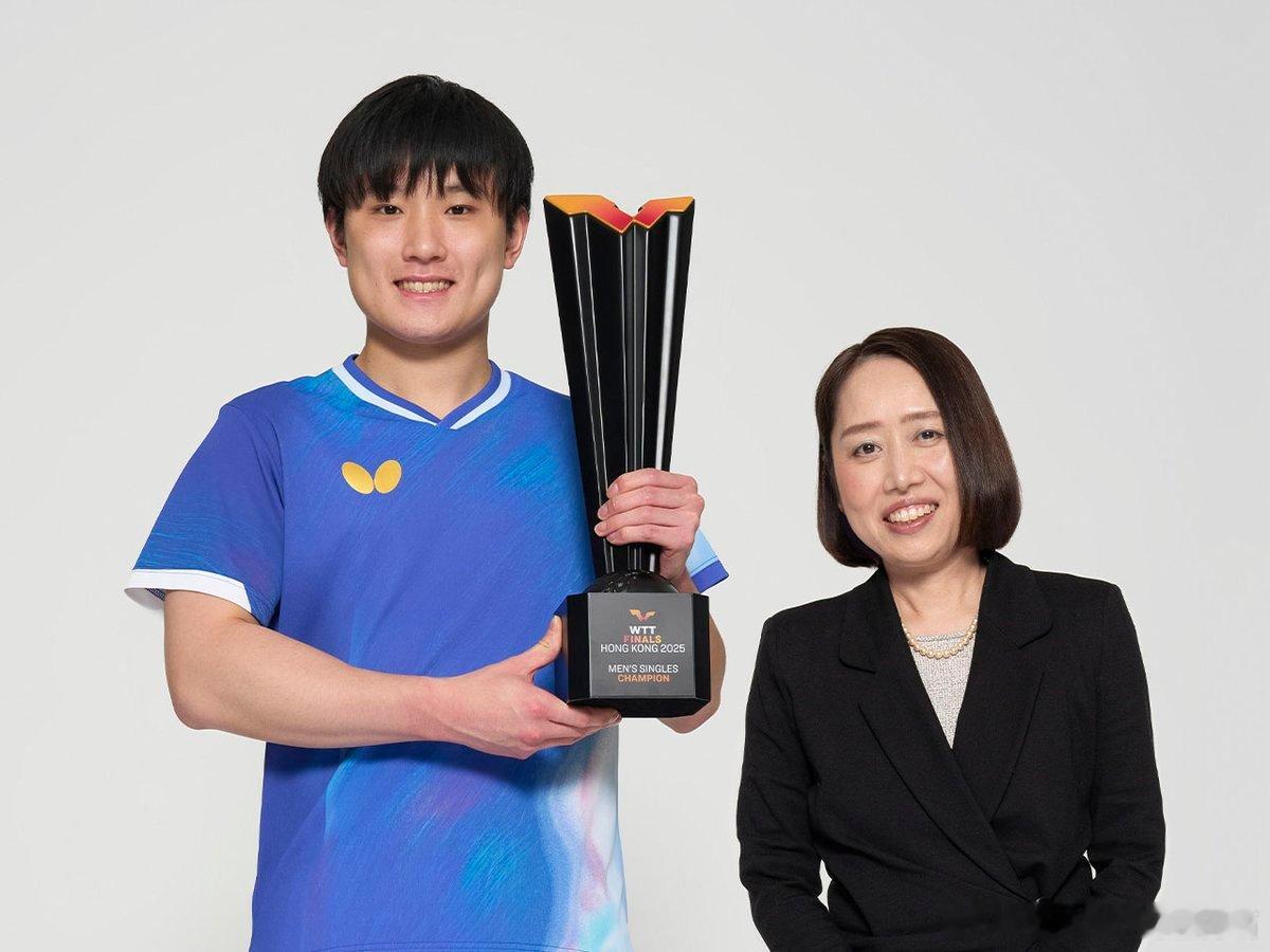 张本智和前几天去了蝴蝶公司拍物料。“WTT香港总决赛男子单打冠军张本智和选手（