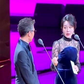 李乃文刚在台上堆起笑脸寒暄“好久不见”，闫妮直接抢过话筒：“前两天不是刚见过吗？”满场哄笑。李乃文赶