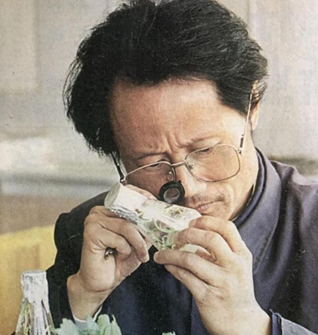 1998年，大学教授何家庆来到深山调研。由于过于饥饿，于是就向村民讨吃的。不料，