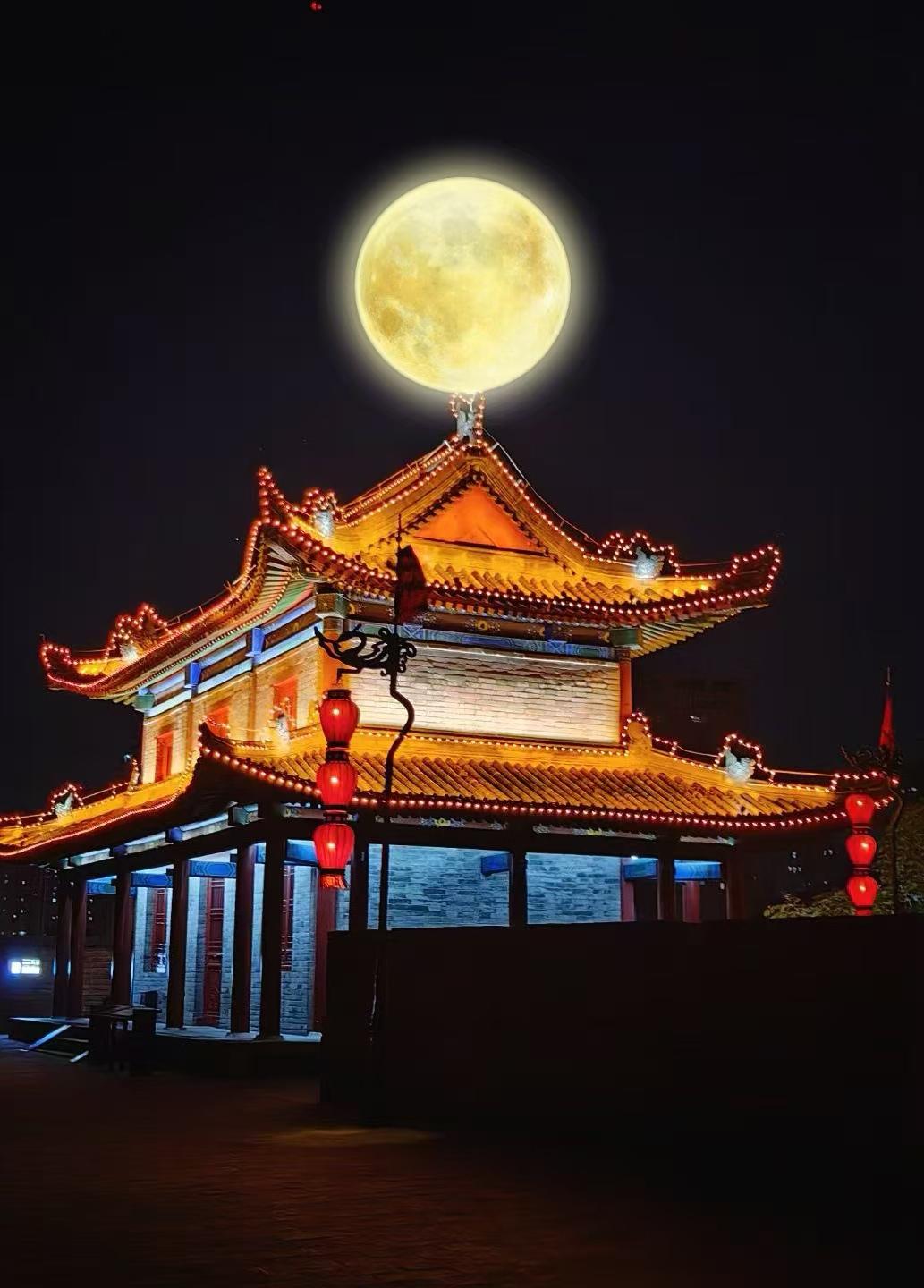 人生歲月時光短，忙中能有幾時閑，當下靜心來賞月，步履蹣跚也百年。