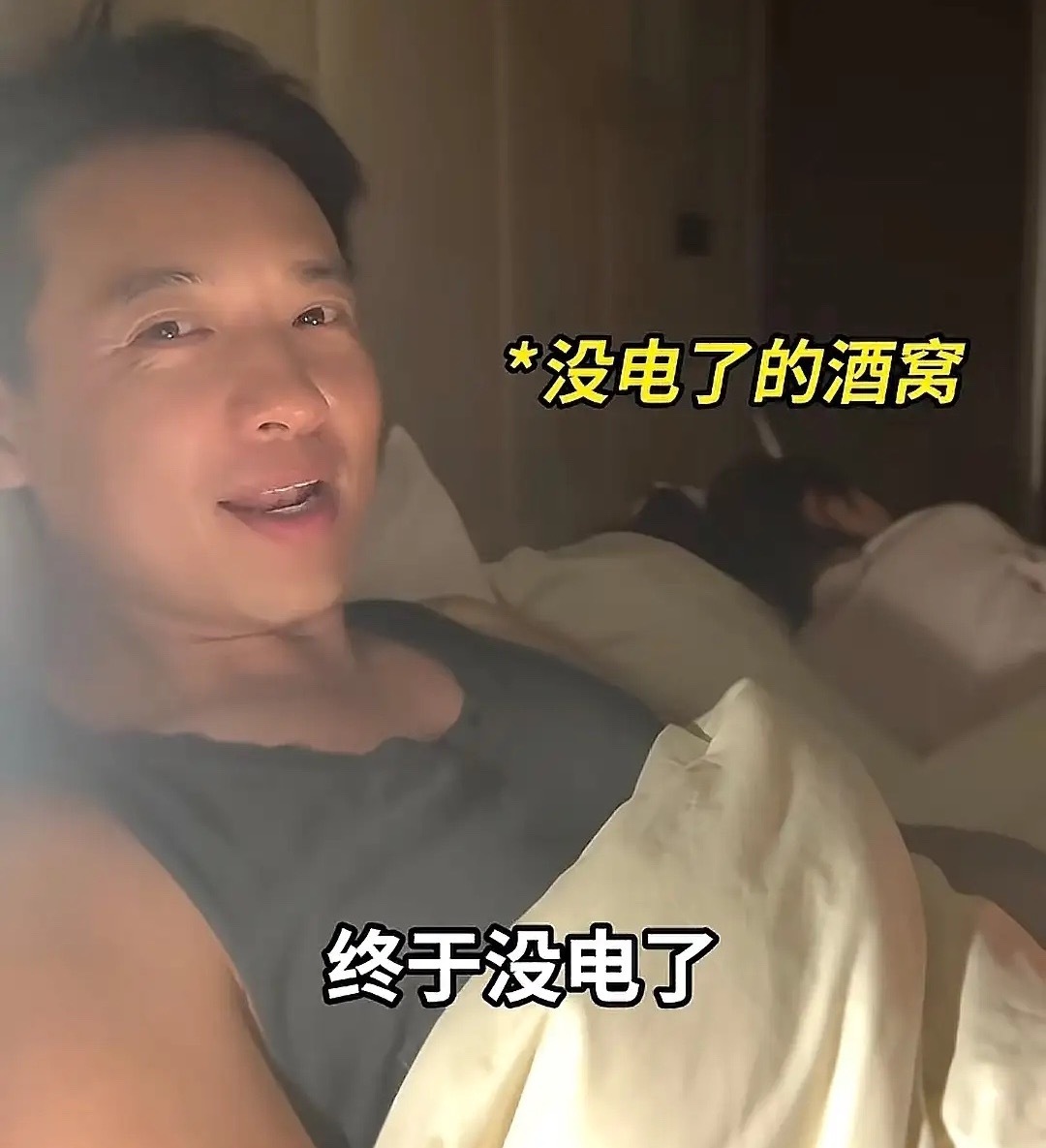 董璇前夫晒带娃vlog，43岁高云翔长了不少白头发，他和女儿单独住在酒店里，爷爷