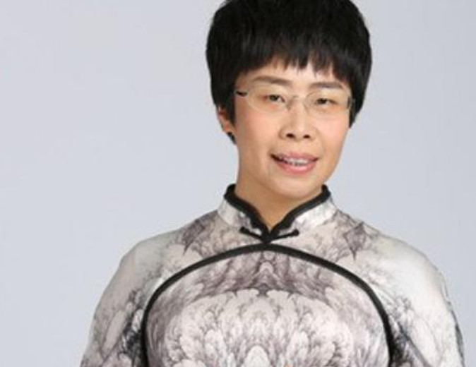 1975年出生的北大才女蒙曼，50岁至今未婚，朱迅问她：“你最想嫁给谁？谁曾想，