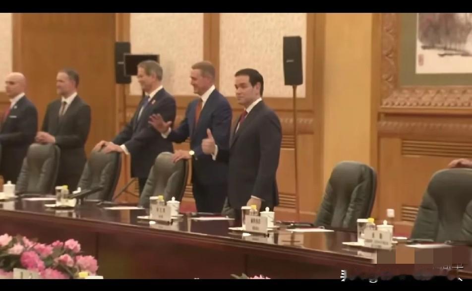 第一次来中国，第一次走进人民大会堂，鲁比奥被东大厅震撼了。他盯着头顶那盏巨大