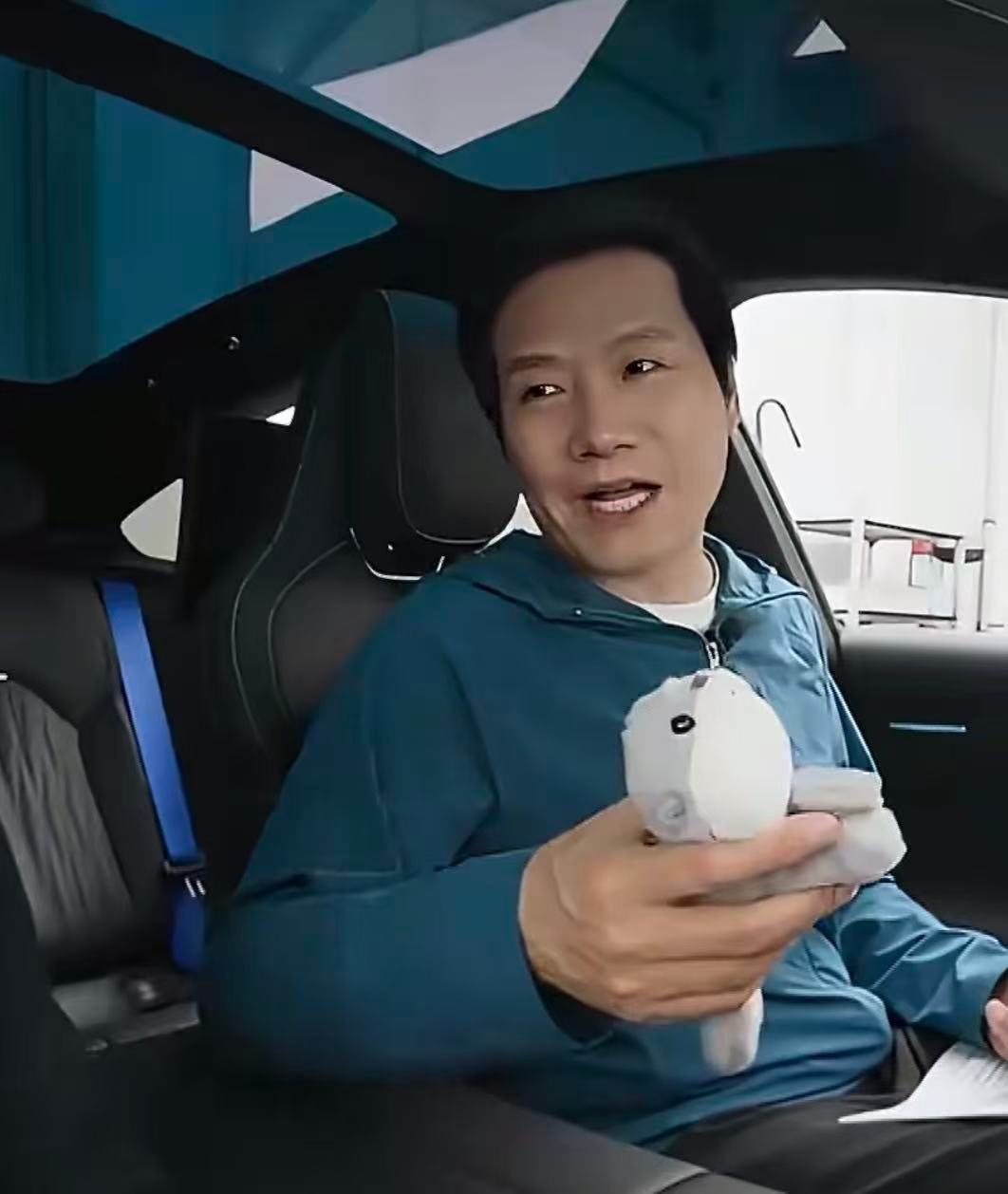 雷军呼吁同行开发车内磁吸在今晚的雷军新SU7拆车直播中，聊到小米新出的磁吸萌宠