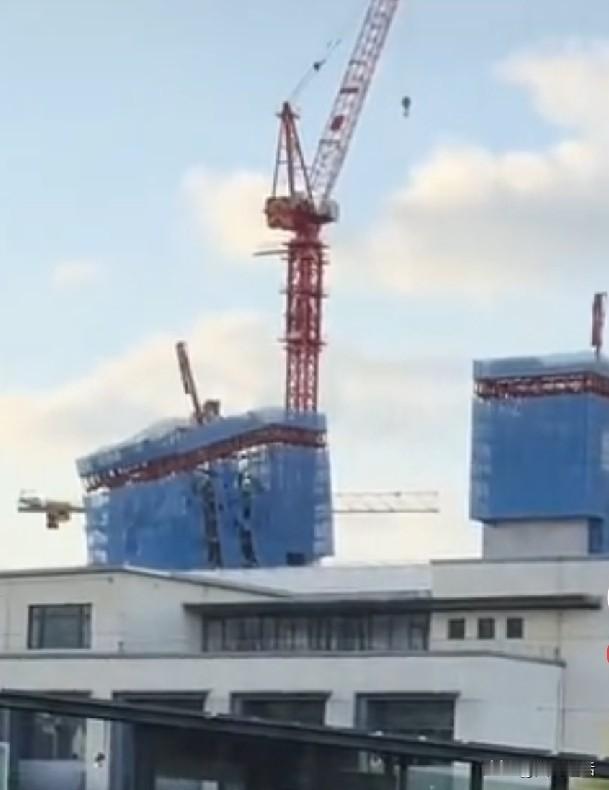 大楼歪了？不！是脚手架歪了！今天（5月17日），有网友发表视频称，上海普陀区在建