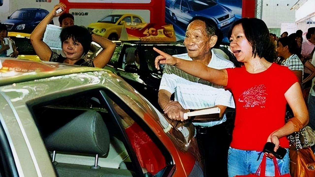 2008年，袁隆平参加车展时被一辆68.8万的敞篷车吸引，忍不住摸了一把，就这么