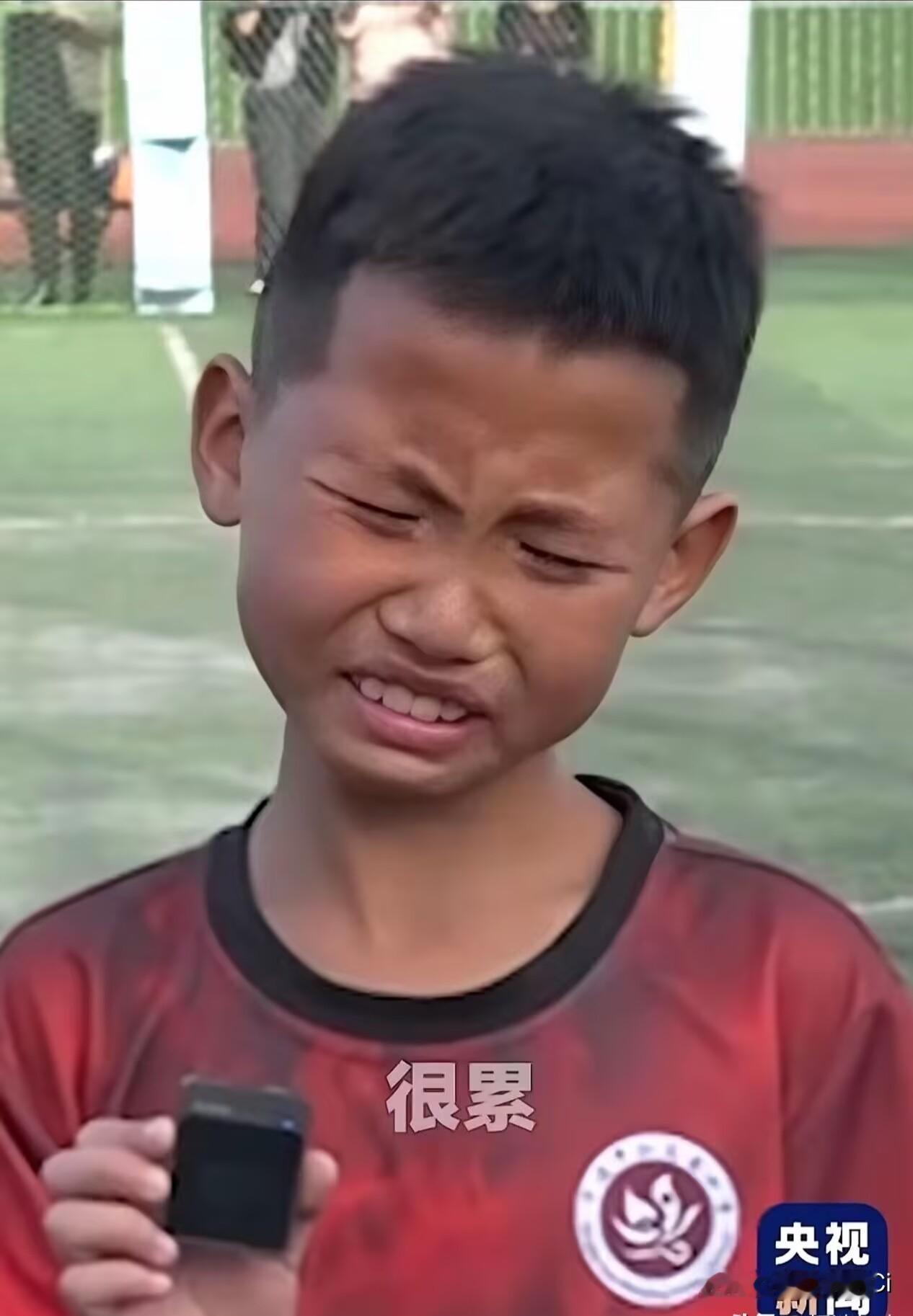 12岁的中国足球小将队长张董，率队在意大利SIGISMONDI杯。赛后接受采访，