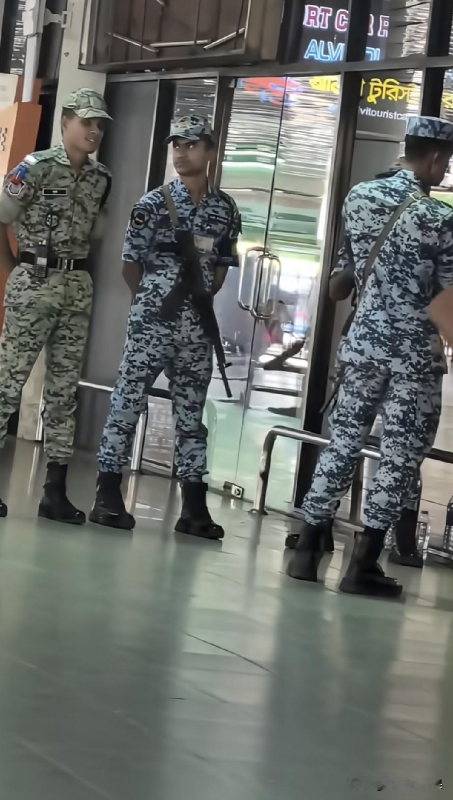 这武器看着怎么那么眼熟呢！枪托也是冲压折叠款，远看以为是某款AK47，仔细看看A