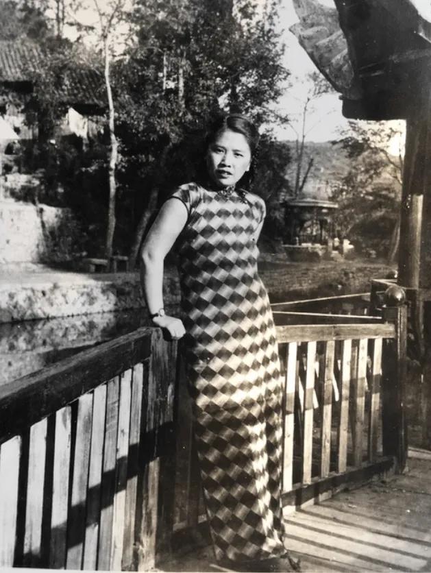 1938年，周恩来安排一女特工潜伏国民党内部。没多久，女特工竟和国军高官结婚还不