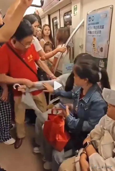 成都地铁2号线早高峰，眼镜大爷霸气抢座。大爷见小姑娘坐在爱心座位，硬气地叫她让