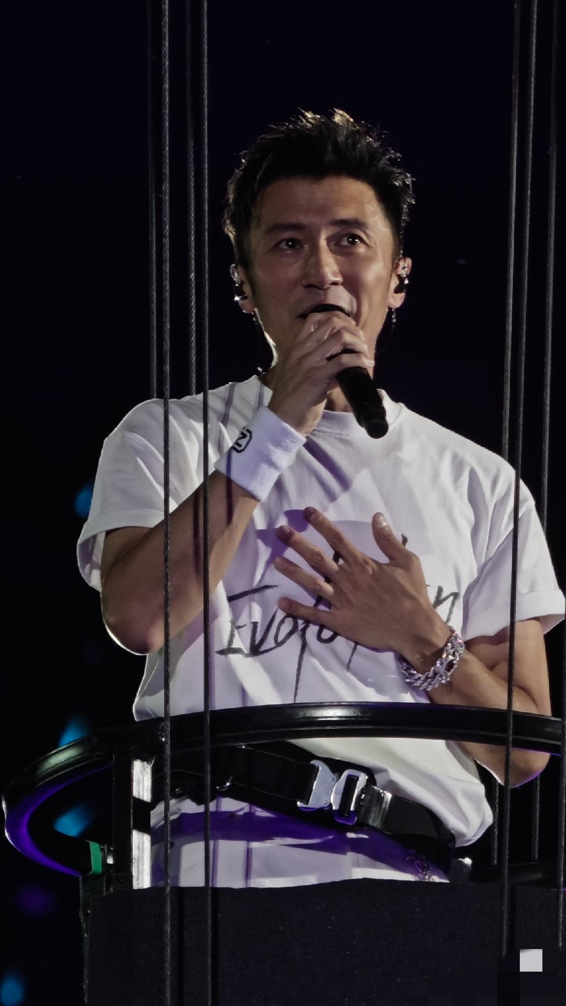 5月30日，谢霆锋鸟巢演唱会高清怼脸拍曝光，他真的老了，一脸的疲惫和憔悴，还有明