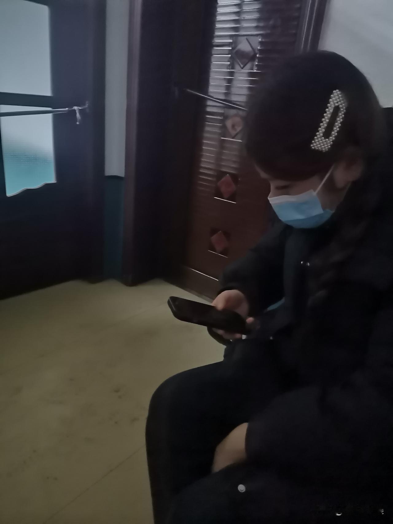 今天我遇到一个大傻子，简直恶心至极。我们都在楼道里等着孩子放学，因为辅导班的