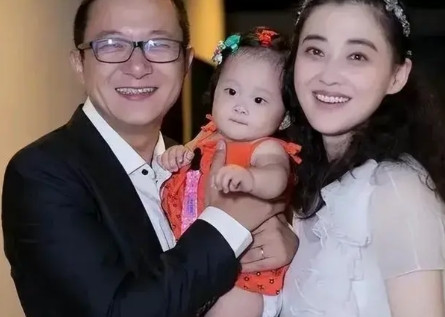 2013年，梅婷生孩子，因为羊水回流，命悬一线。在医生告诉他们，保大人很困难的时