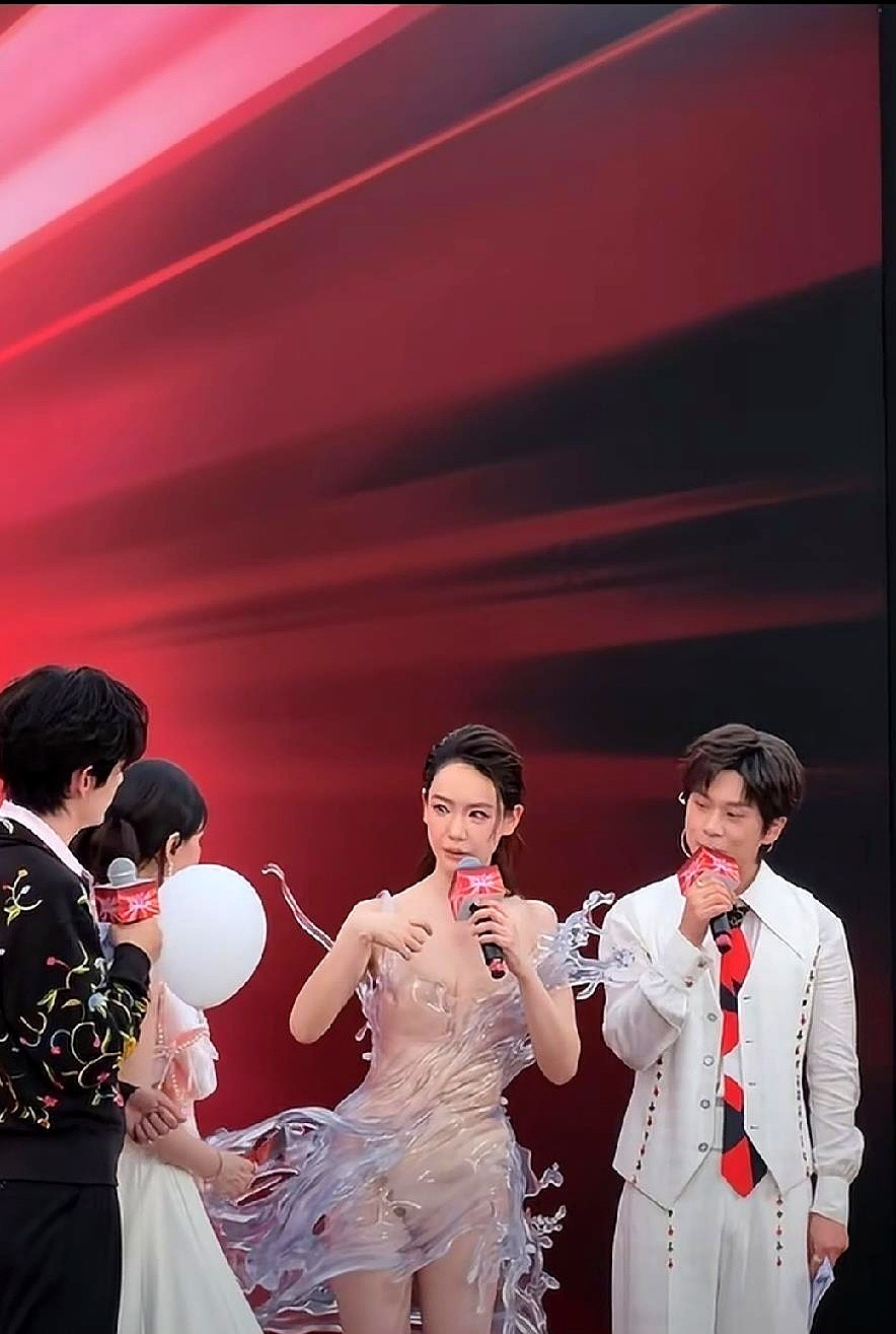武汉芭莎那件水花裙，十六公斤的透明树脂，五个人围着穿，红毯上站小推车，跟个冰雕似