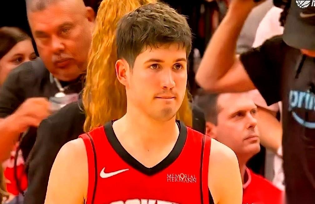 教练把剧本递到谢泼德手里：25秒，把球运到前场，比赛就结束了。可他手一滑，直接