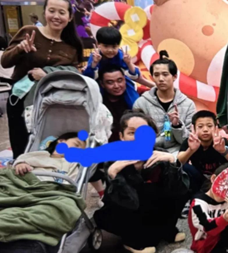 大年初三，郭碧婷回娘家做客，三姐妹都带着各自的老公和孩子齐聚，热闹非凡。不过全家