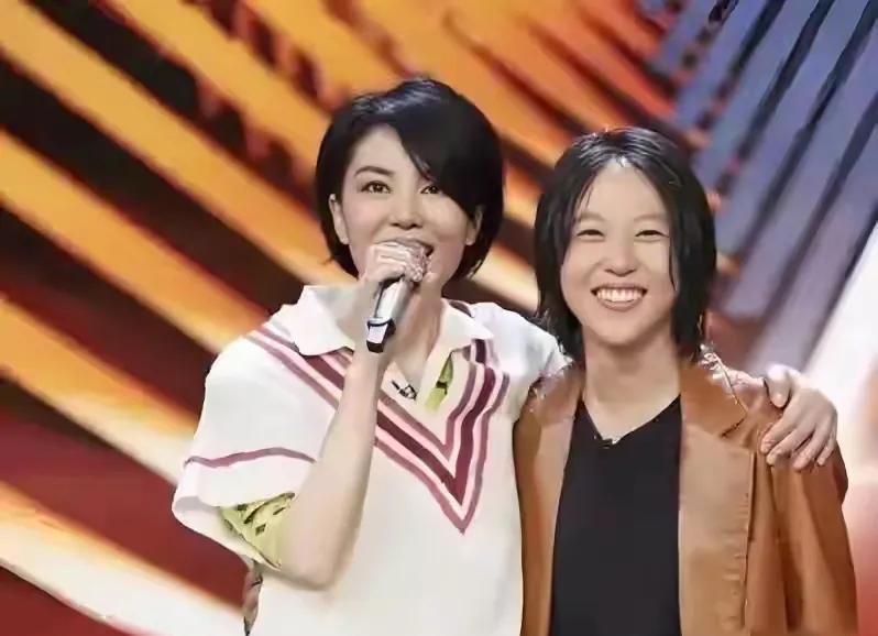 王菲窦唯的女儿，居然在直播间卖茶叶？！这事儿太反常了李亚鹏直播间里窦靖童