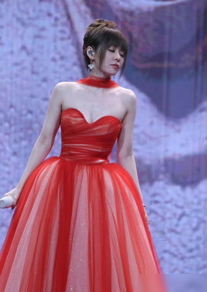 41岁的张靓颖狠甩15斤，一袭深V红裙杀疯了，这状态简直是给那些“发福”的中年女