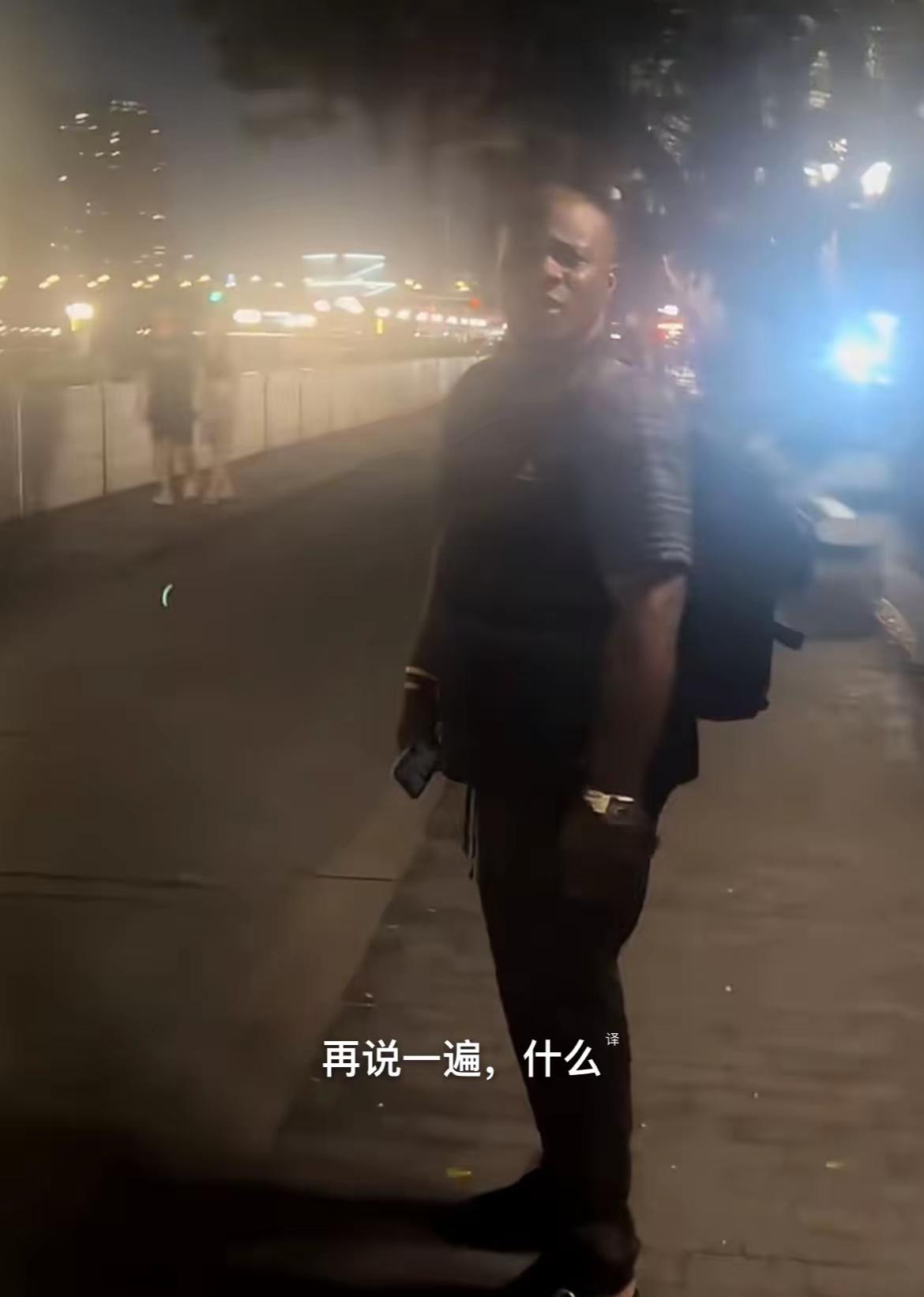 狂得没边了！夜幕下广州珠江，一名女生独自坐在江边休息，却平白无故被两名路过的陌生
