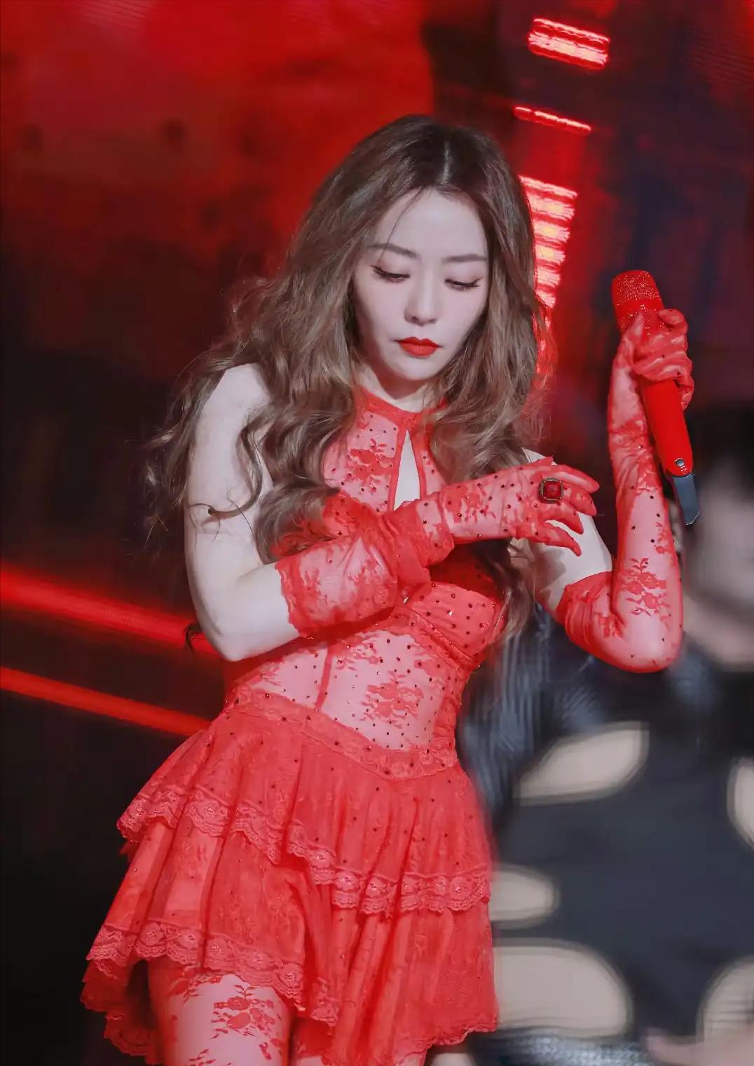 张靓颖的新演出服引发网友热议,评论区纷纷表示这衣服和她的气质不符,给人一种风尘味