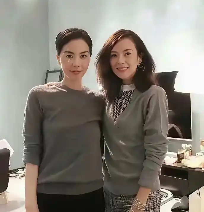 王菲章子怡同框同穿灰针织：越朴素越显气场，岁月到底给了谁答案​