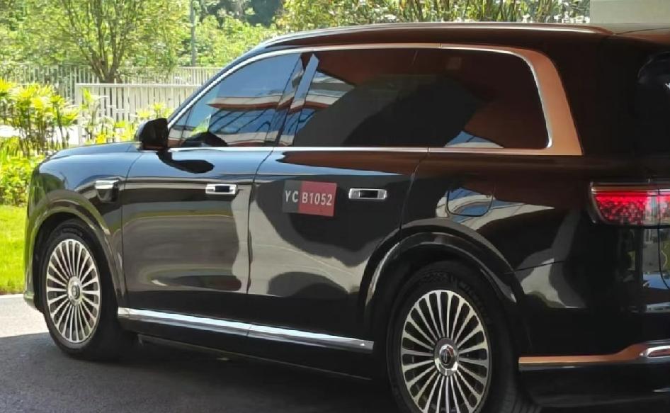 新款问界M9无伪装照片曝光！新款的问界M9无伪装的照片曝光了，车身门把手非常