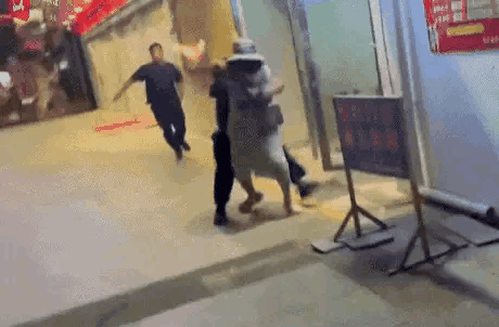 “都是贪心惹得祸！”贵州剑河，一男子捡到一张银行卡，试了两次密码就对了，然后他穿