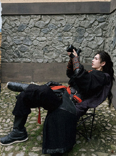 这个张凌赫其实是一个行走的横店大站哥来着张凌赫行走的横店摄影师张凌赫片场拍戏兼职