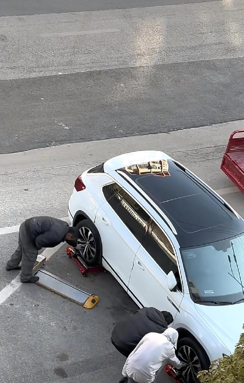 最近，贵州六盘水附近有很多辛苦的人在帮助司机们挪车很多人都看到一帮人在利用工具