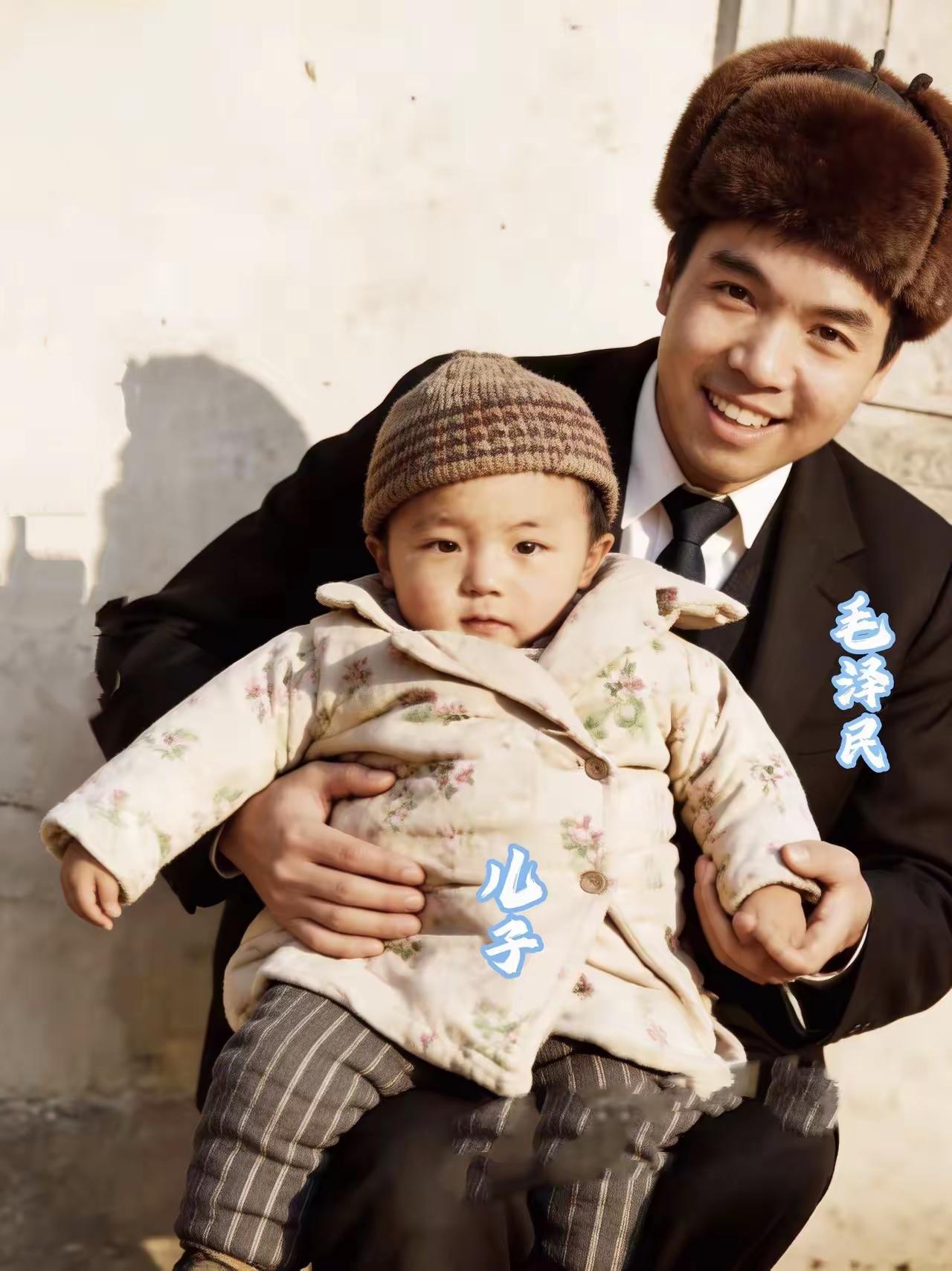 这张1942年新疆拍的照片，真是让人看一眼就鼻子发酸。毛泽民穿着西装，抱着两岁的